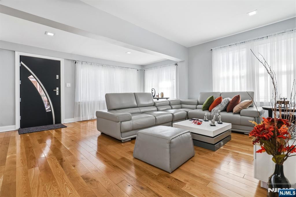 15 Pehle Ave, Saddle Brook, NJ 07663