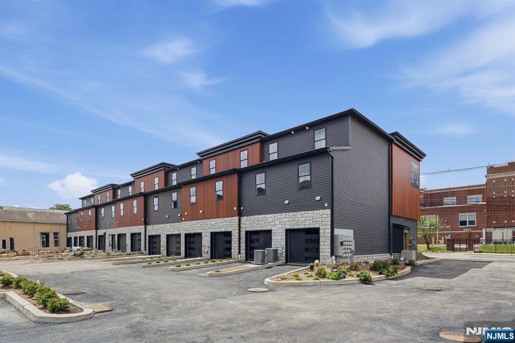 91 Union St #9A, Lodi, NJ 07644