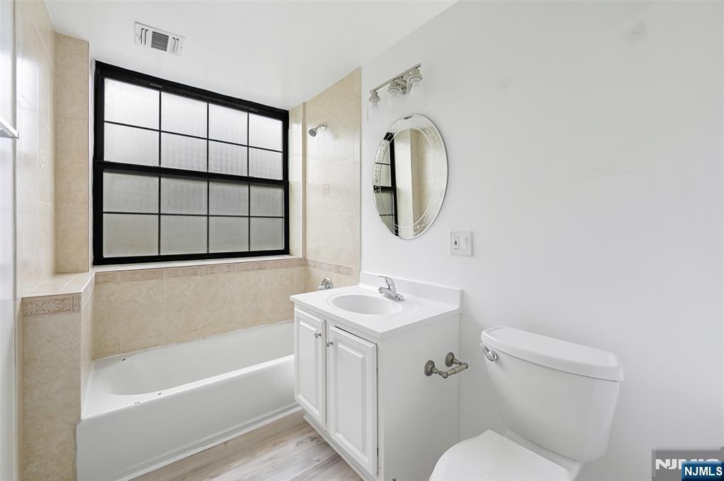 105 -111 Marion Street 18 - Photo 3
