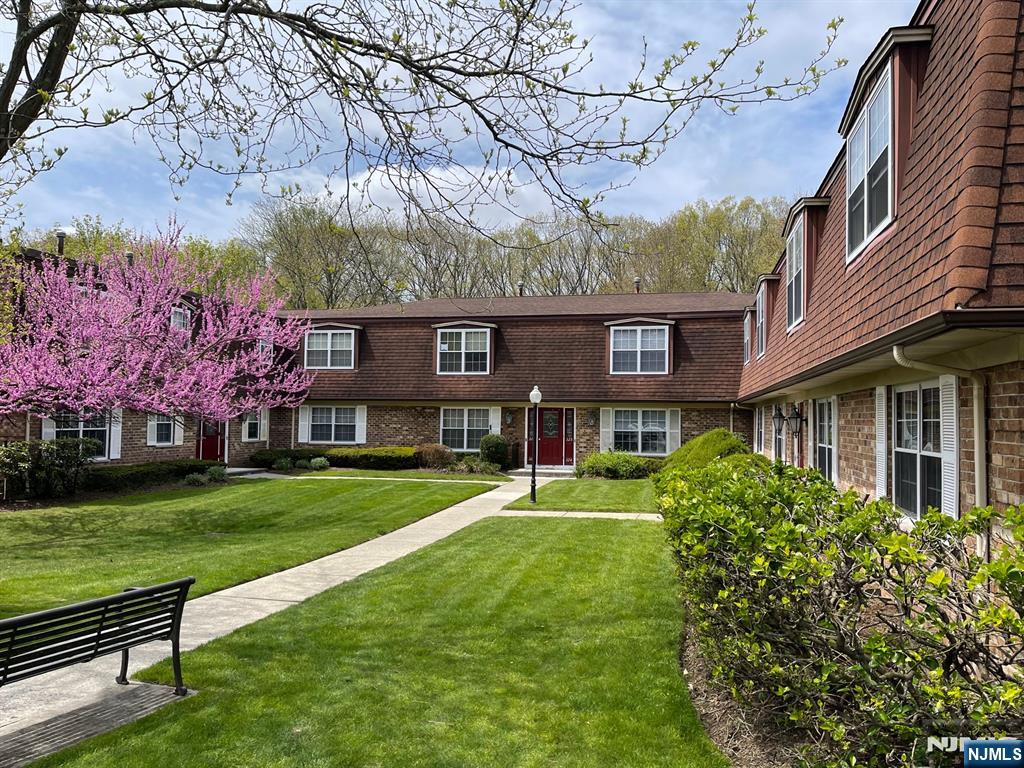 352 Sutton Place 352 - Photo 1