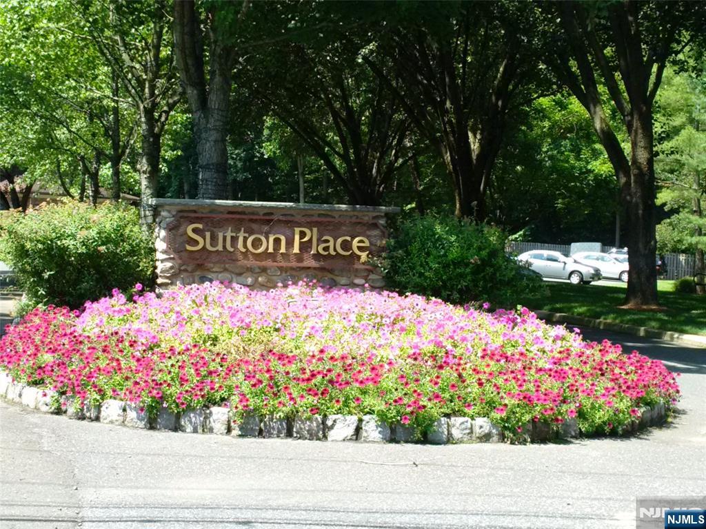 352 Sutton Place 352 - Photo 2