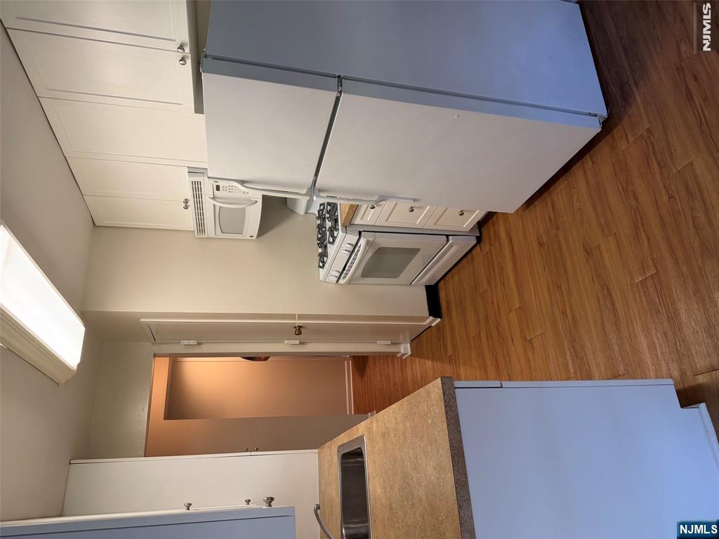 352 Sutton Place 352 - Photo 4