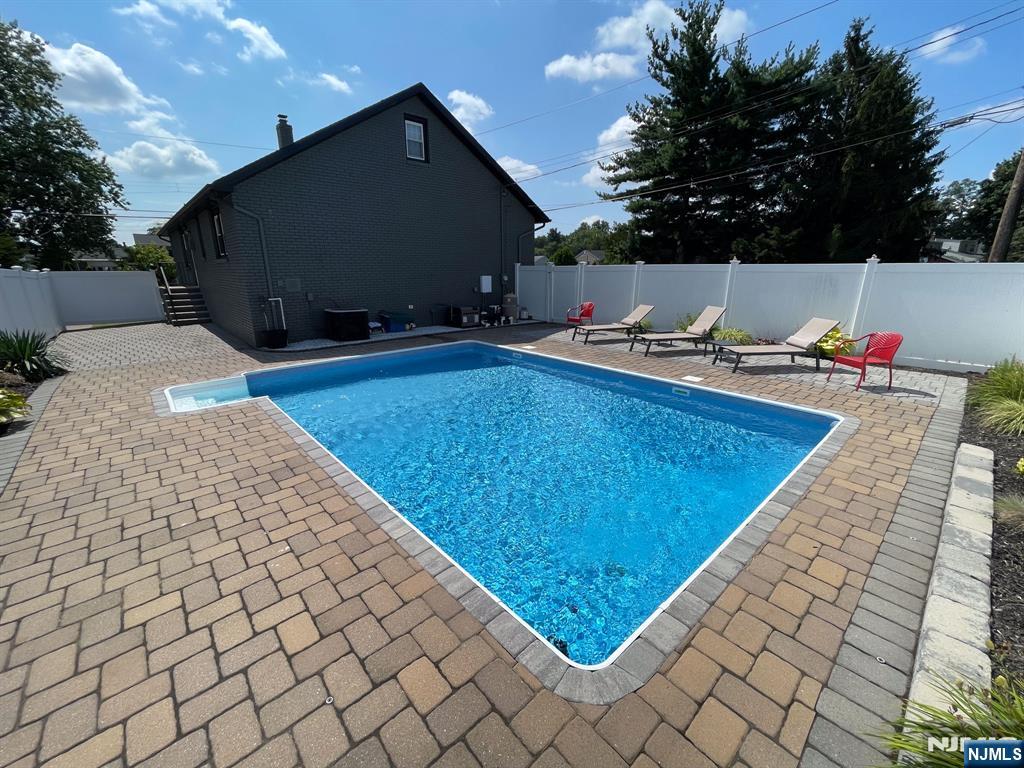 5 Hillside Ter, East Rutherford, NJ 07073