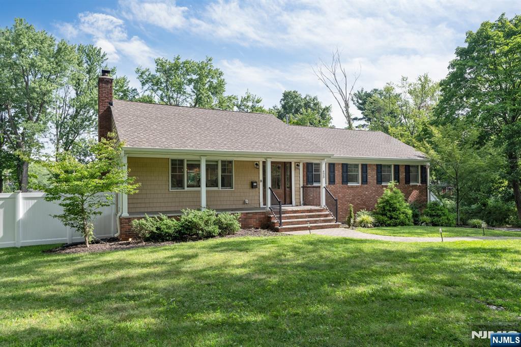 425 Clinton Avenue - Photo 2