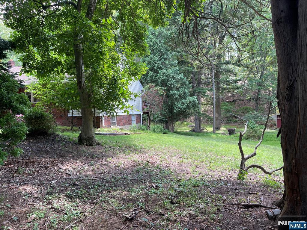84 Grove St, Oakland, NJ 07436