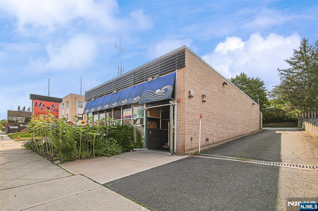 518 Broad Ave, Ridgefield, NJ 07657