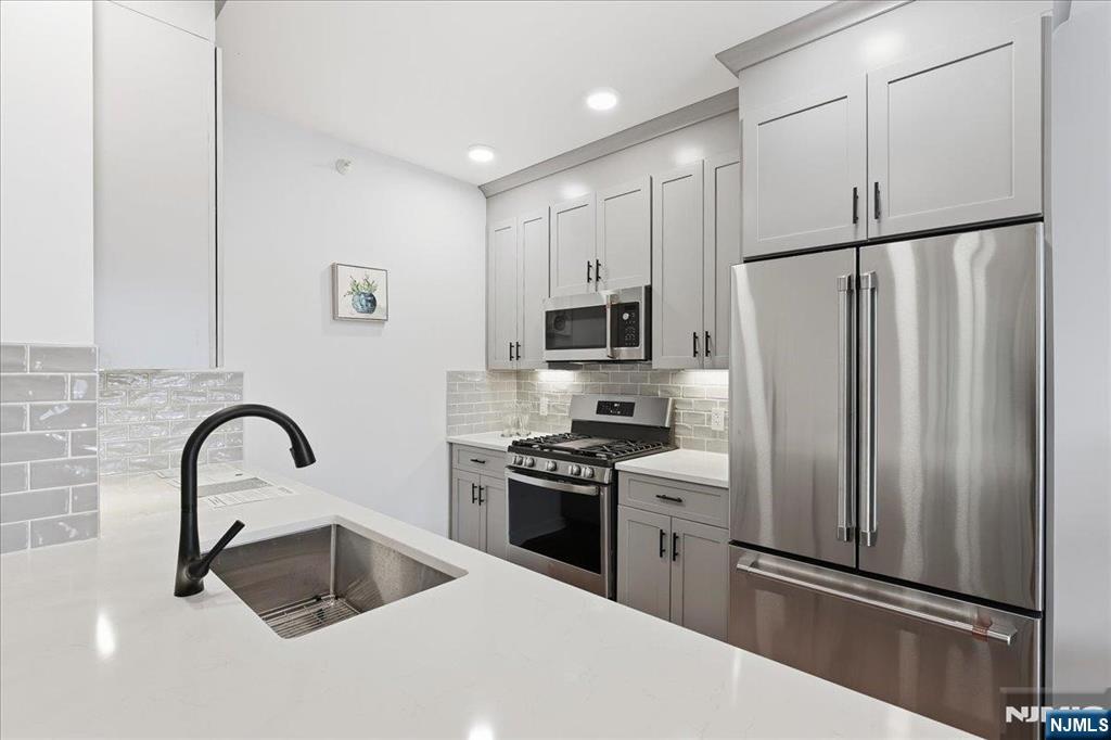 660 Bloomfield Avenue #405