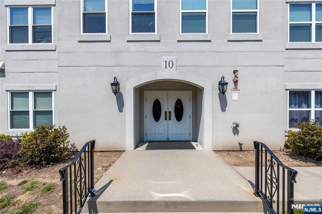 1018 Brittany Drive 1018 - Photo 3