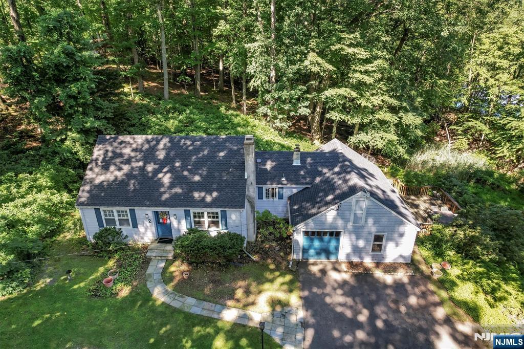 Photo 2 of Single family home for sale at 2 Nydam Ln, Franklin Lakes, NJ 07417 | MLS# 26029336 | Listing updated on 2026-09-18