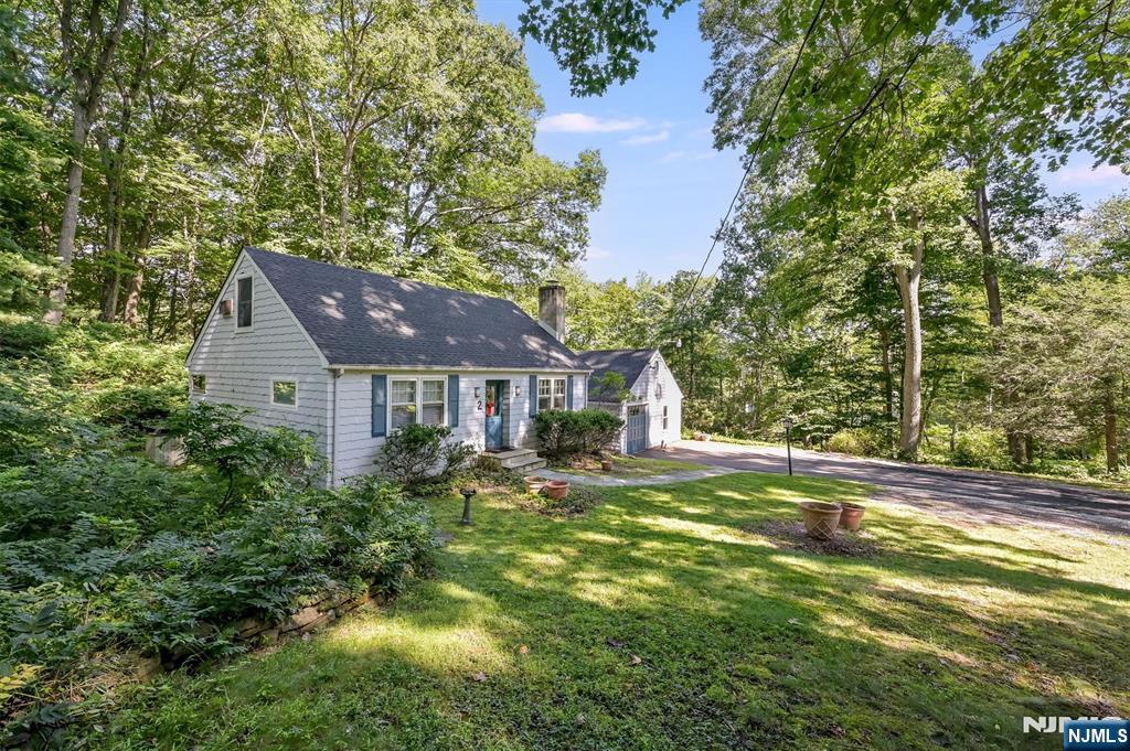 Photo 3 of Single family home for sale at 2 Nydam Ln, Franklin Lakes, NJ 07417 | MLS# 26029336 | Listing updated on 2026-09-18