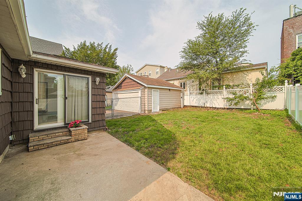 709 Kingsland Ave, Ridgefield, NJ 07657