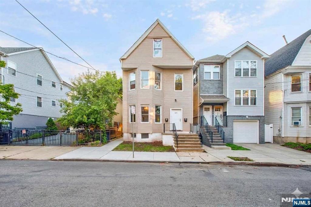 225 10th Street - Photo 1