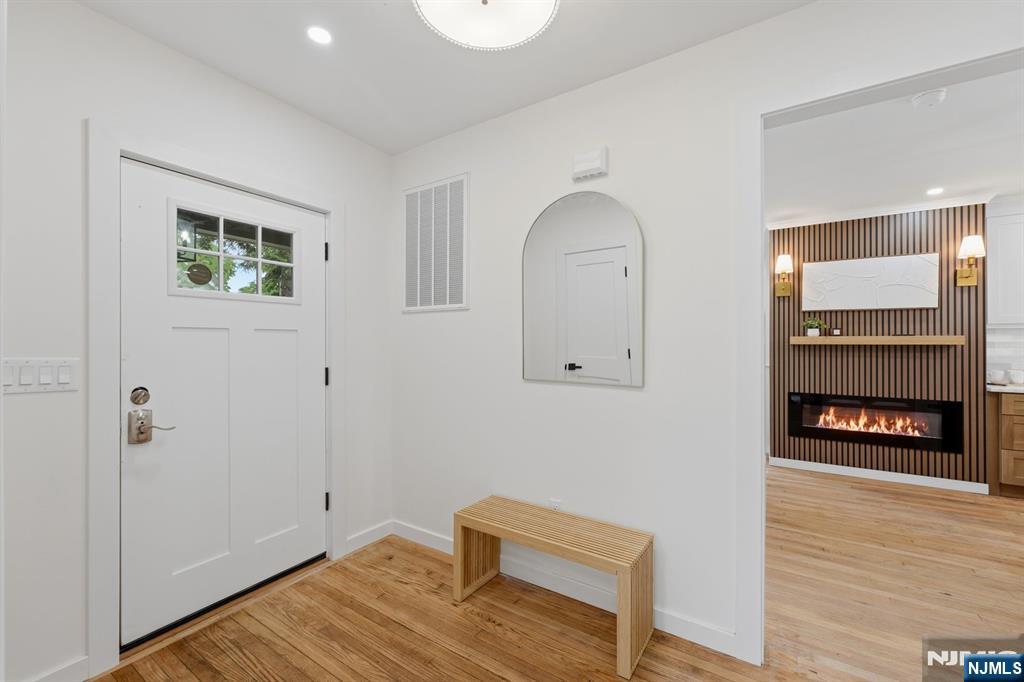 166 Lincoln Street - Photo 3