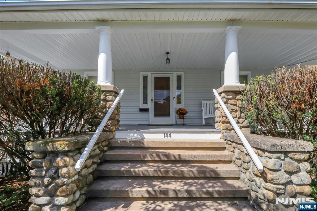 144 Lincoln Avenue - Photo 2