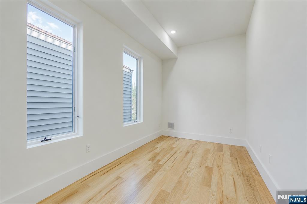 20 Van Nostrand 2 - Photo 4