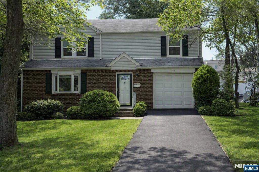984 E Lawn Dr, Teaneck, NJ 07666