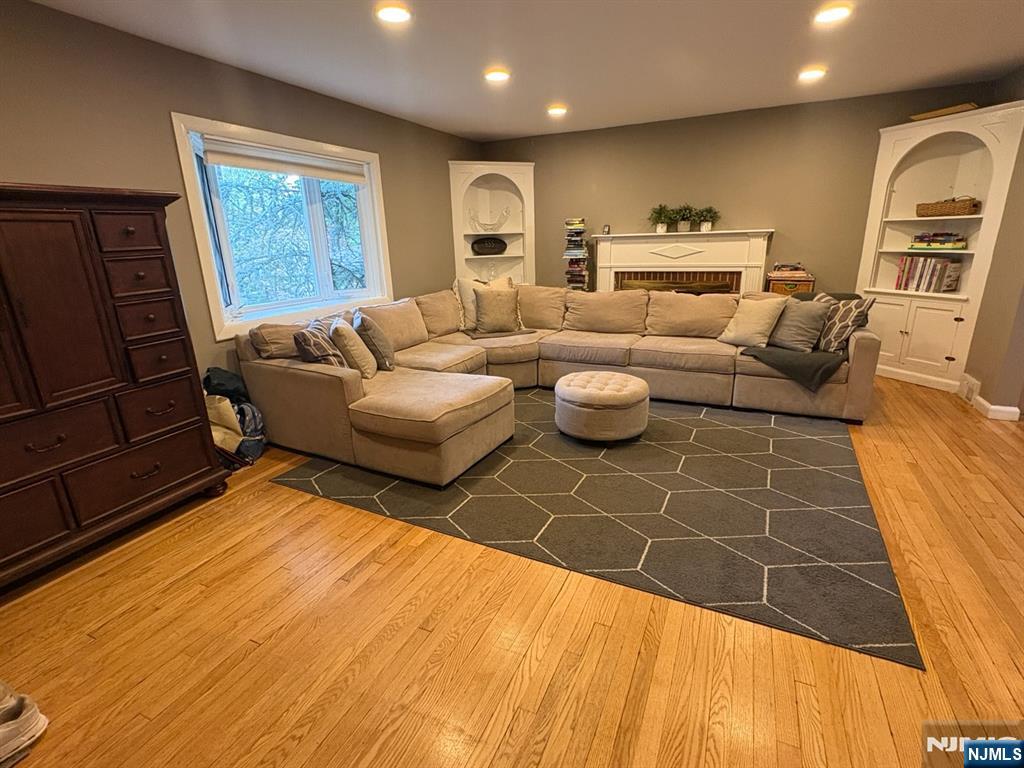 984 E Lawn Dr, Teaneck, NJ 07666