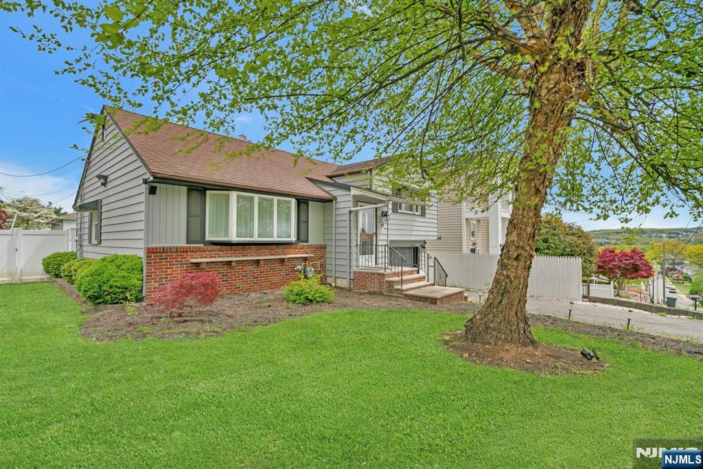 240 Gordon Avenue - Photo 2