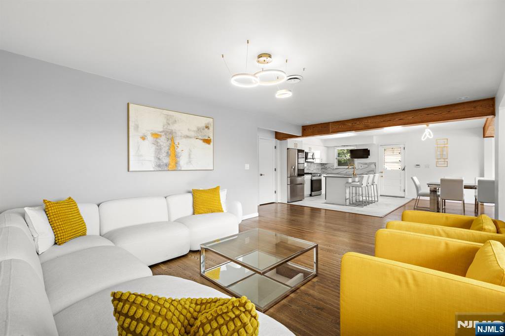 554 Elm Avenue - Photo 3