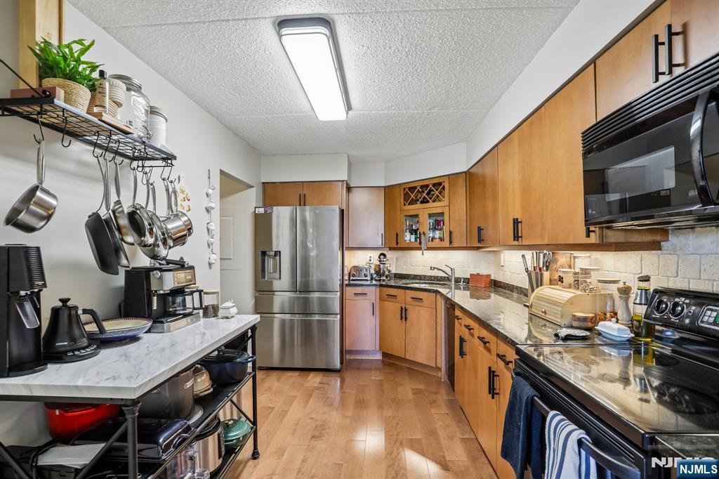 1077 River Road #303