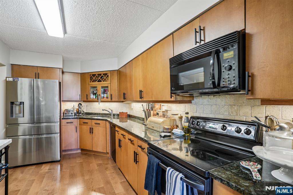 1077 River Road #303