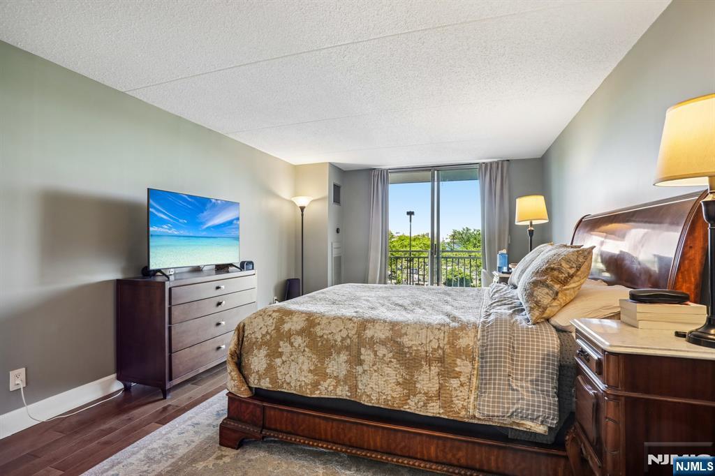 1077 River Road #303