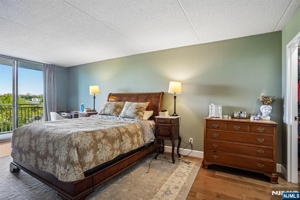 1077 River Road #303