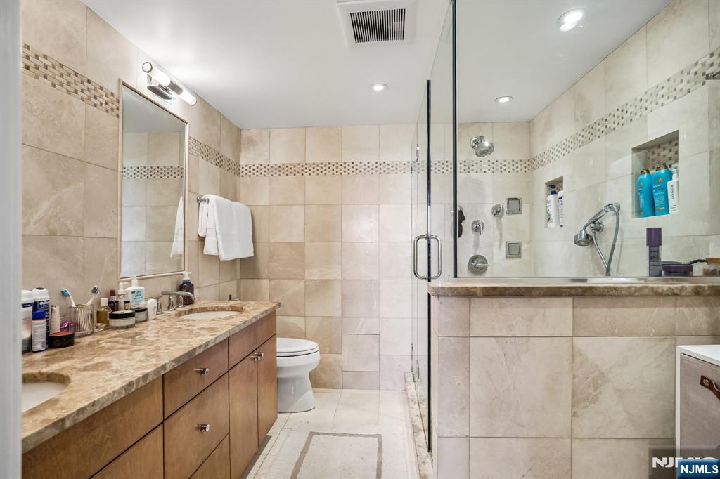 1077 River Road #303