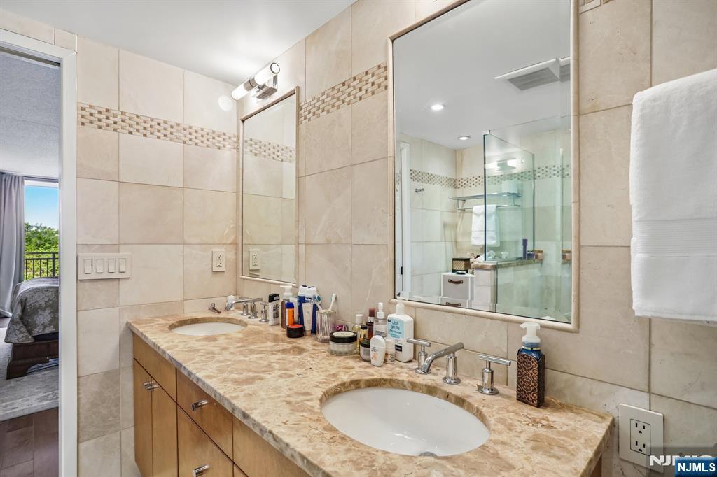 1077 River Road #303