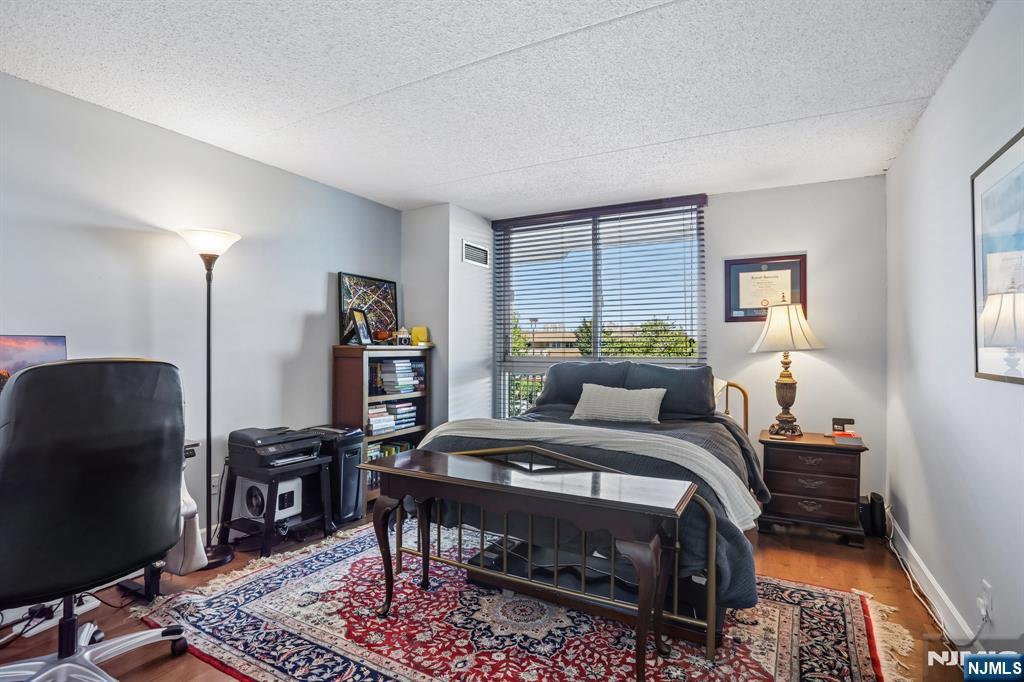 1077 River Road #303