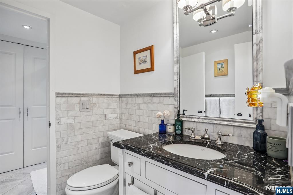 1077 River Road #303