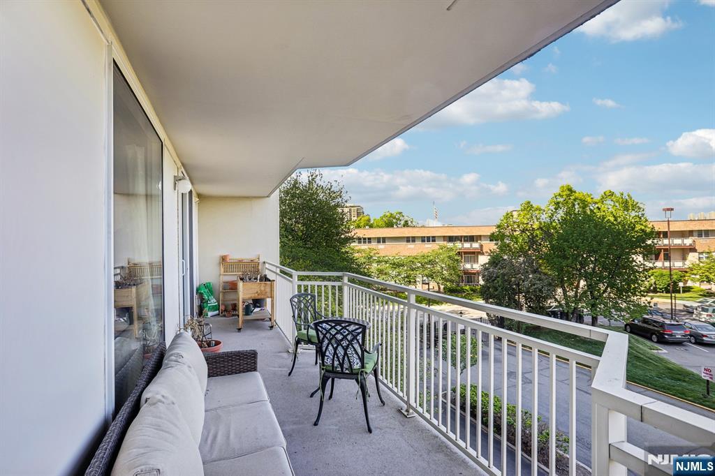 1077 River Road #303