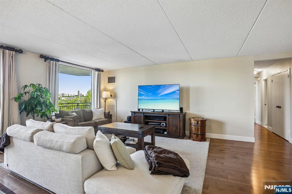1077 River Road 303 - Photo 4