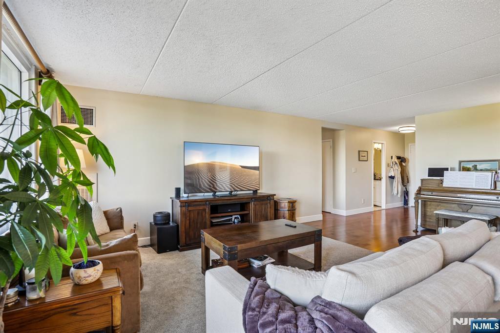 1077 River Road #303