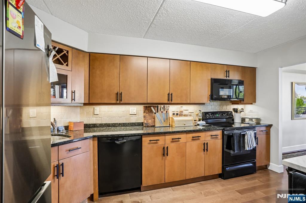 1077 River Road #303
