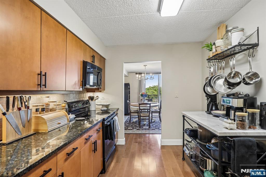 1077 River Road #303