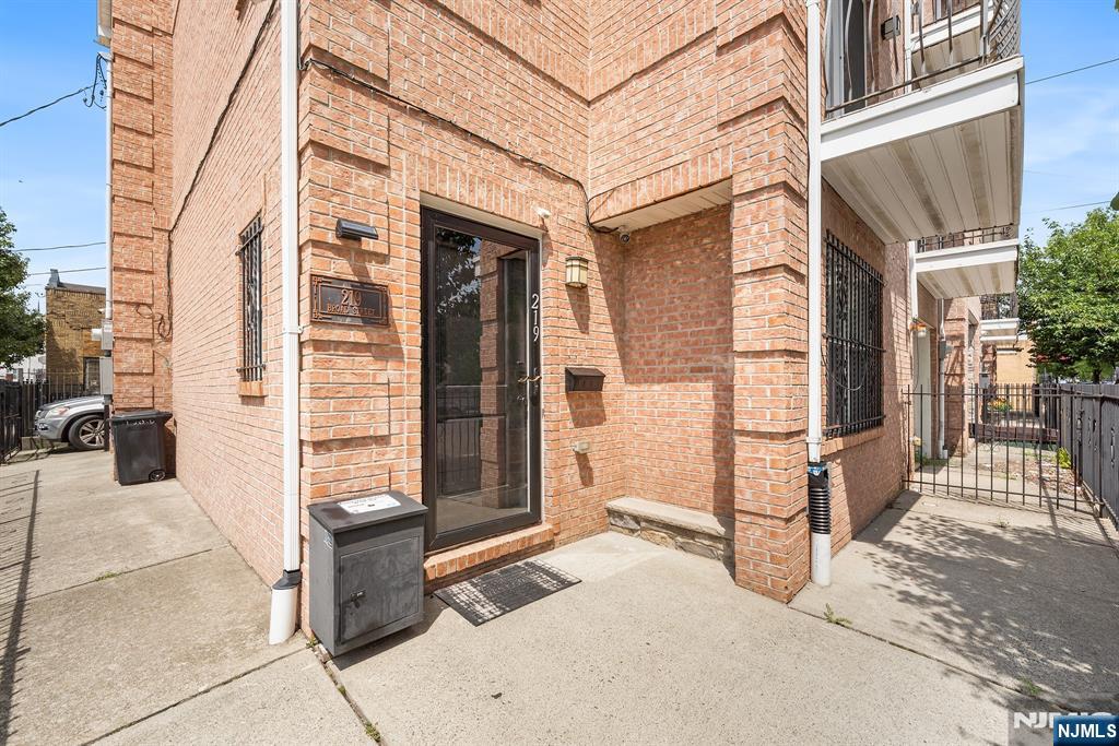 219 Broad Street - Photo 2