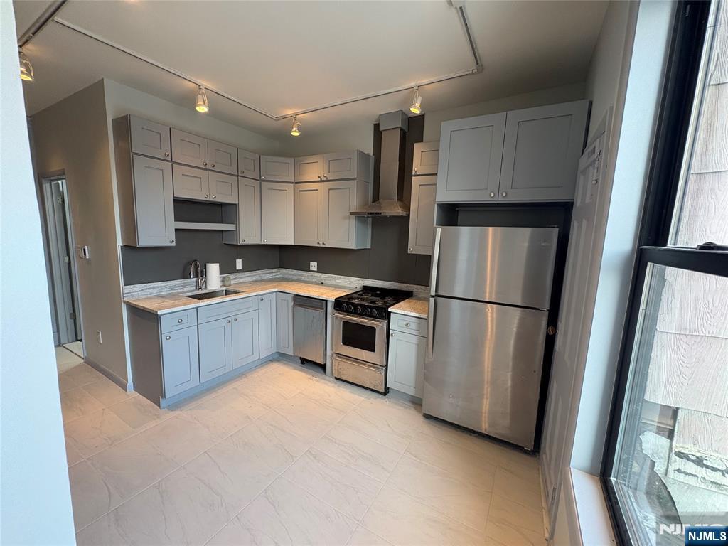 425 Bloomfield Avenue 3A - Photo 1