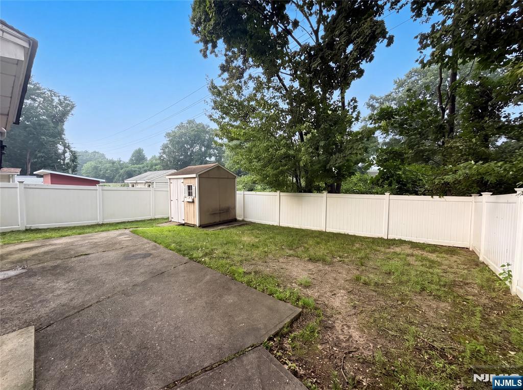 35 Dapp Ct, Elmwood Park, NJ 07407