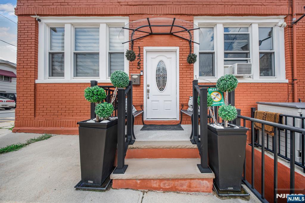 1425 48th Street - Photo 2