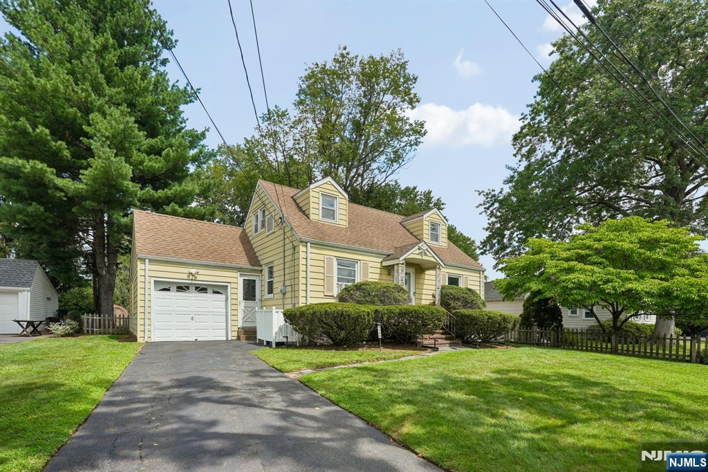 1050 Evergreen Ct, New Milford, NJ 07646