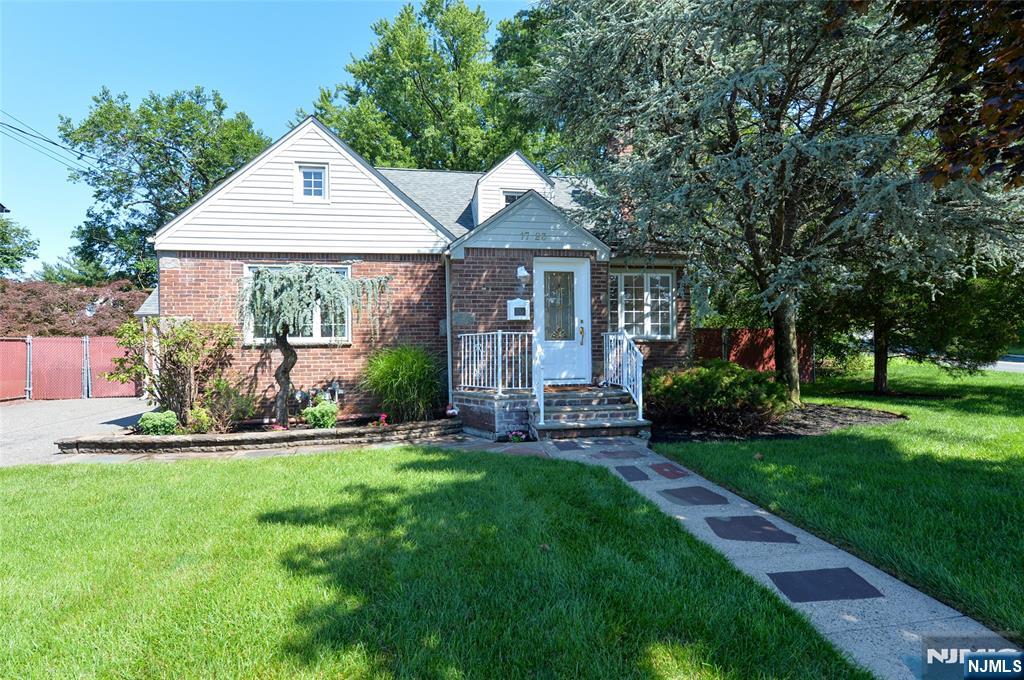 17-23 Berdan Avenue - Photo 1