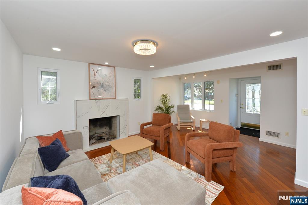 17-23 Berdan Avenue - Photo 2