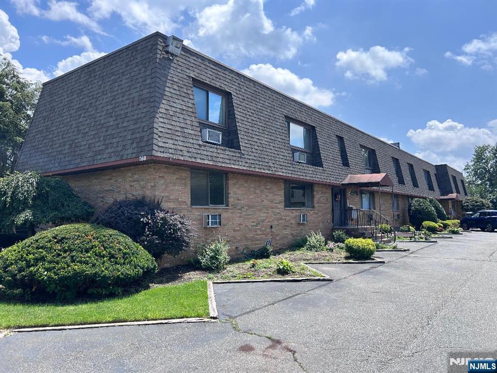 168 Diamond Bridge Avenue 1 - Photo 2