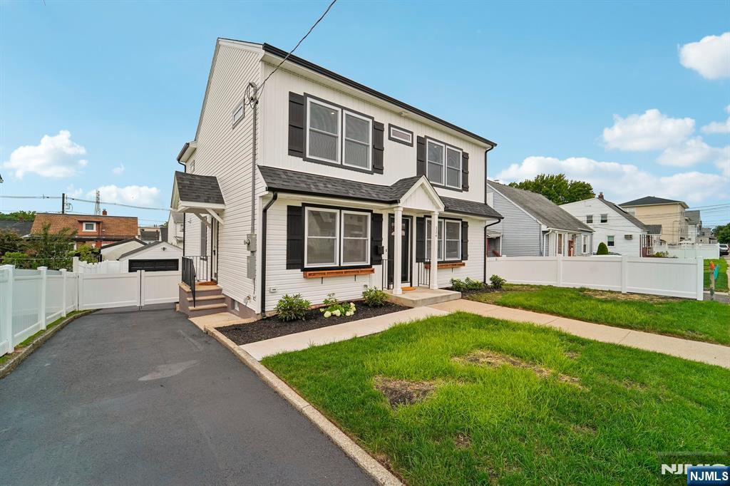 324 Thomas Avenue - Photo 2