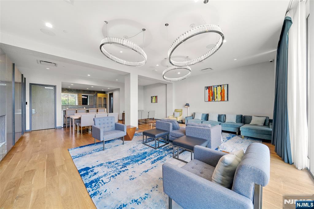 320 Adolphus Avenue #1102