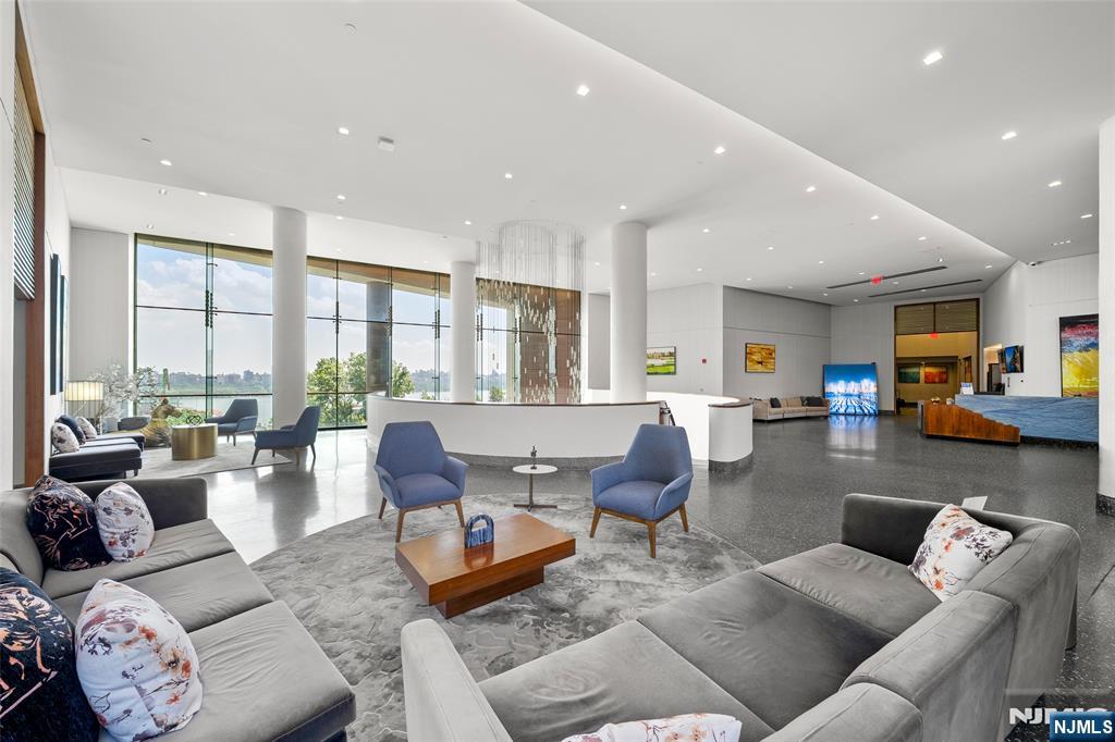 320 Adolphus Avenue #1102