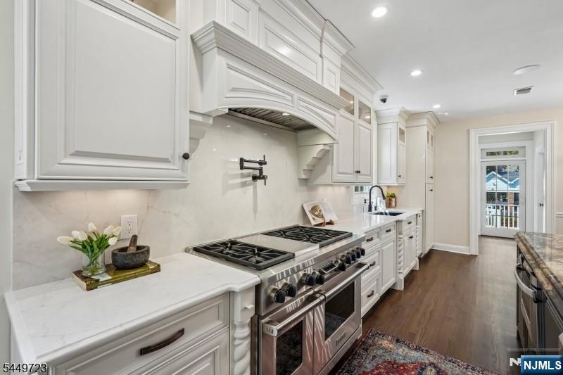 323 Montrose Avenue — photo 14