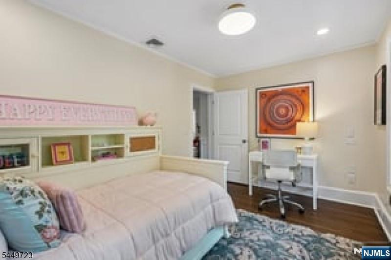 323 Montrose Avenue — photo 22