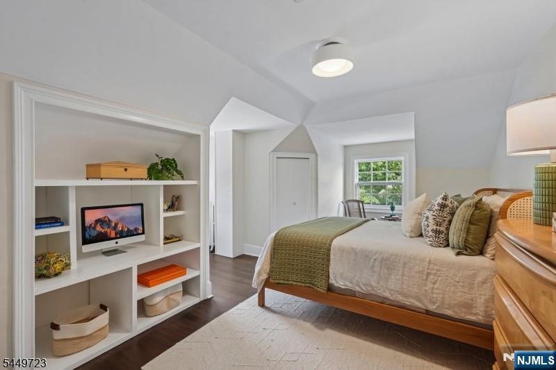 323 Montrose Avenue — photo 25
